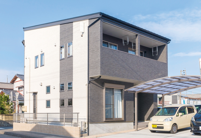 2階の南側には大きな屋根付きのバルコニーが。洗濯物を干して、急に雨が降り出しても安心