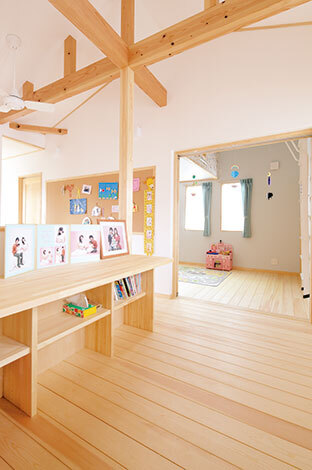 家族が何気なく集う場所となるよう、本棚 とカウンターを用意。勾配天井にすることで開放感がさらにアップした