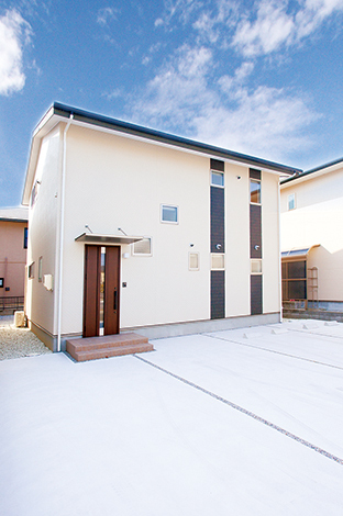 青空に映える外観。紺色の縦のラインが印象的。 千金堂浜松中央店、浜松北店は、『マブチ工業』が運営。創業36年、本当に安心安全でいいものを提供することをモッ トーとしている