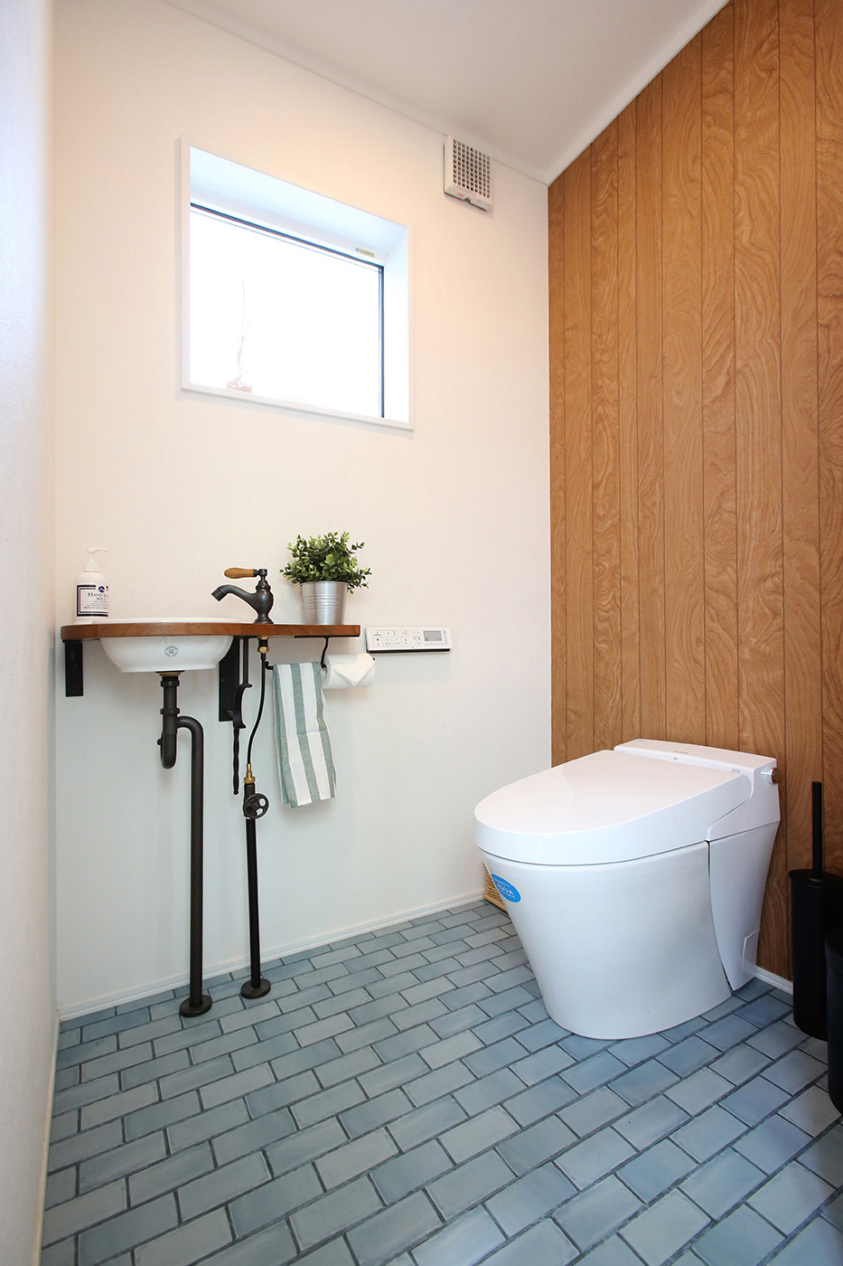 片桐建設【間取り、デザイン住宅、省エネ】カフェのようなオシャレな手洗い付きのトイレ