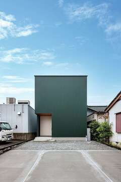 スクエアのフォルムが美しい外観。外壁は夫婦の好きなグリーンを採用。北面に窓を一切設けず、プライバシーと高い断熱・気密性を確保した