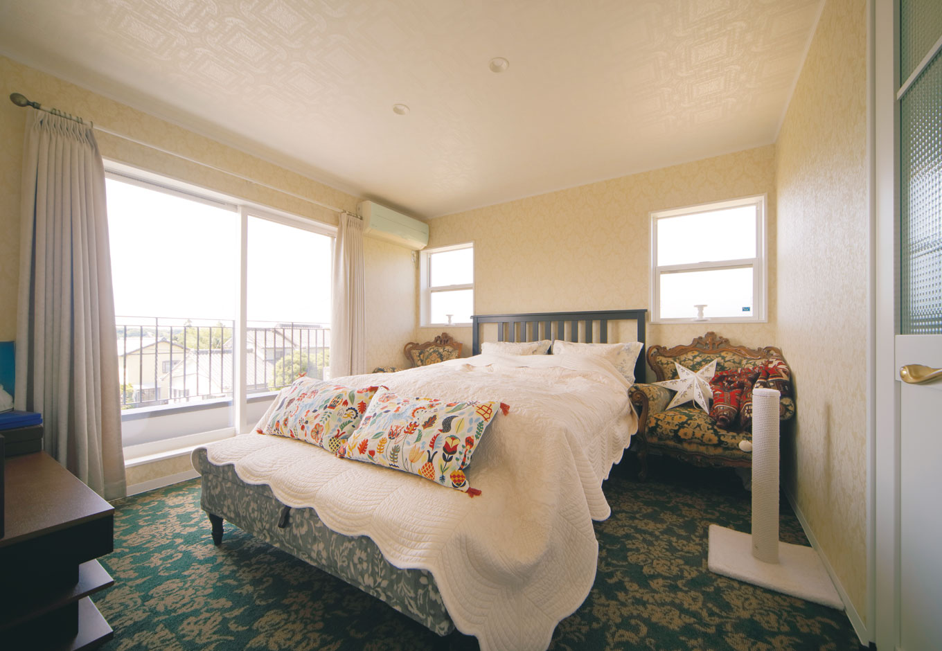 幹工務店【デザイン住宅、輸入住宅、インテリア】白い壁にカーペット敷きのエレガントな寝室。浴室とドアでつながっている