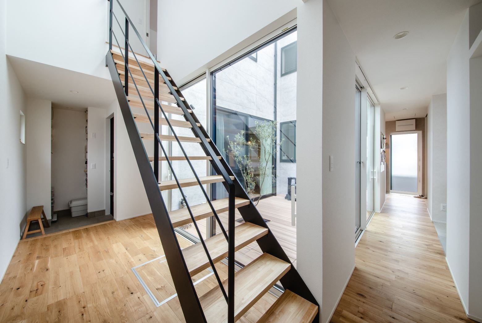 S.CONNECT（エスコネクト）【デザイン住宅、間取り、建築家】家の中心に中庭を設けることで、どこにいても家族の気配をほどよく感じることができる