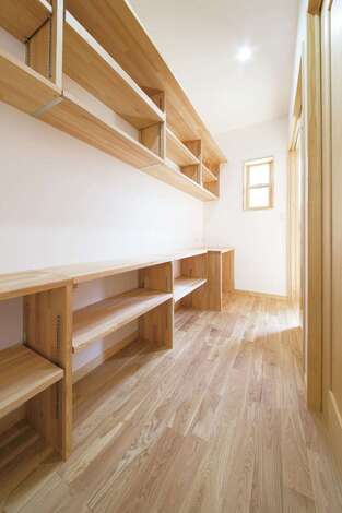 大容量のリビングクローク。造作の収納は、棚板を自在に動かせるため使い勝手がいい