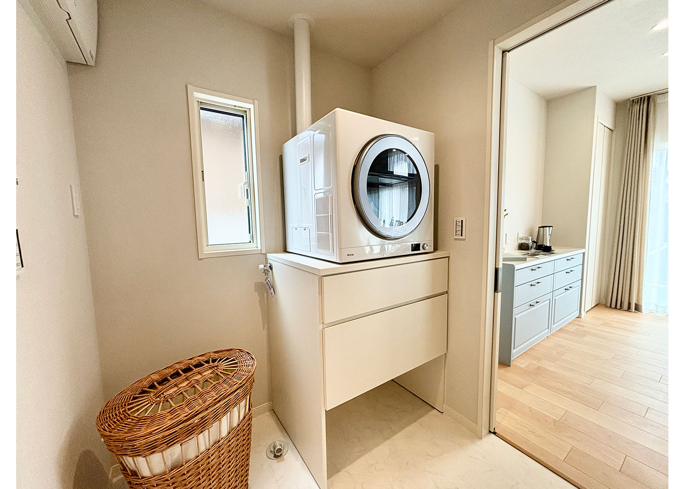 ミサワホーム静岡【デザイン住宅、収納力、間取り】脱衣所は乾燥機のサイズに合わせて棚を設置。ムダなく収まりすっきり見える