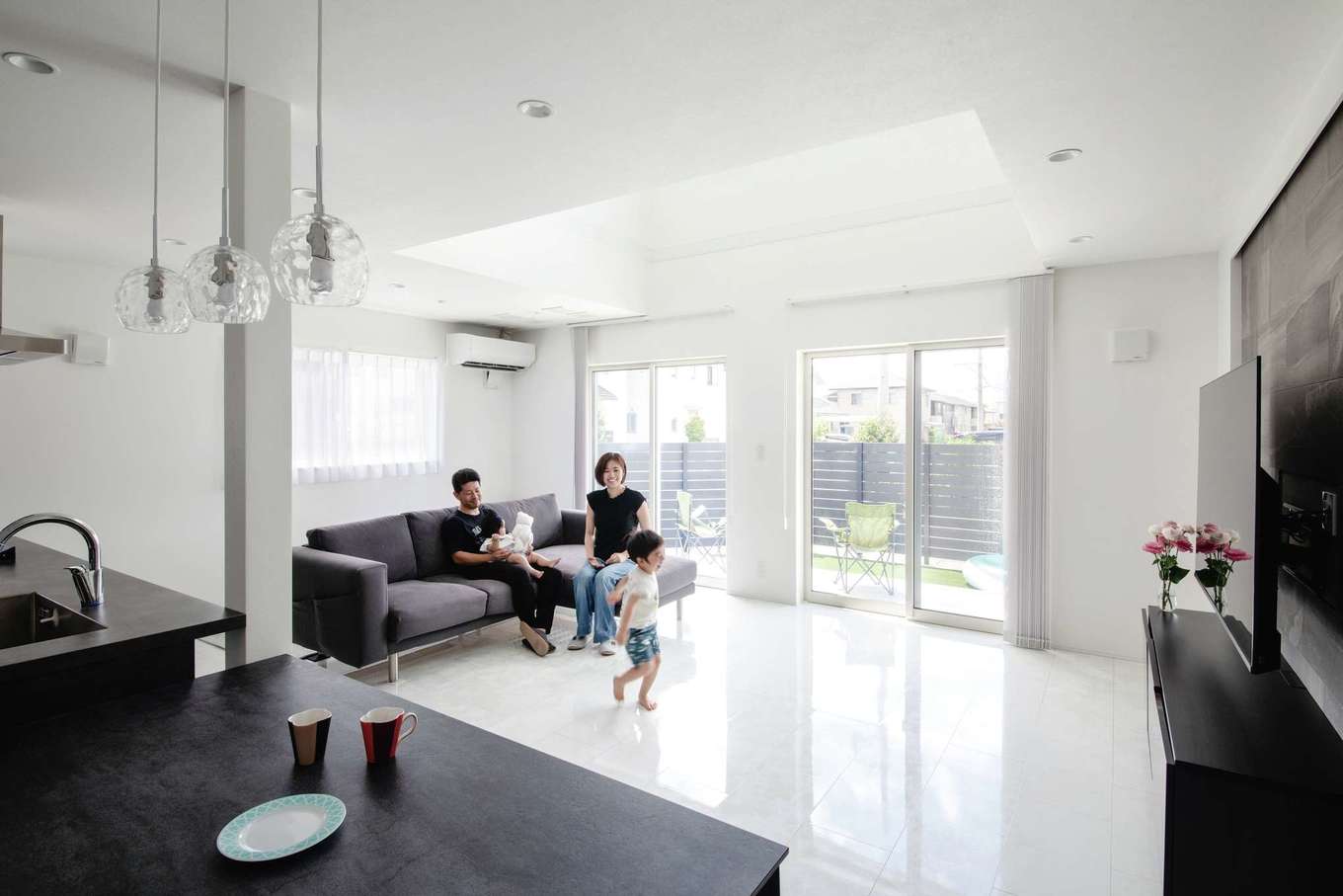 絆家（きずなや）【デザイン住宅、収納力、間取り】窓の外はタイルデッキ。庭との行き来は自由