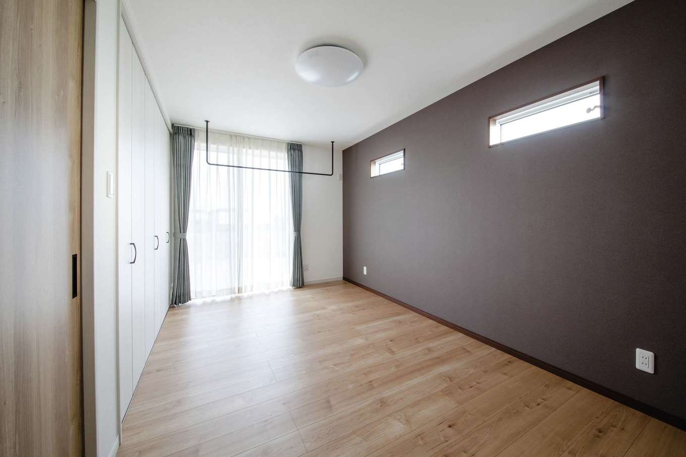 未来創建【デザイン住宅、省エネ、平屋】寝室はアクセントクロスで落ち着いた雰囲気