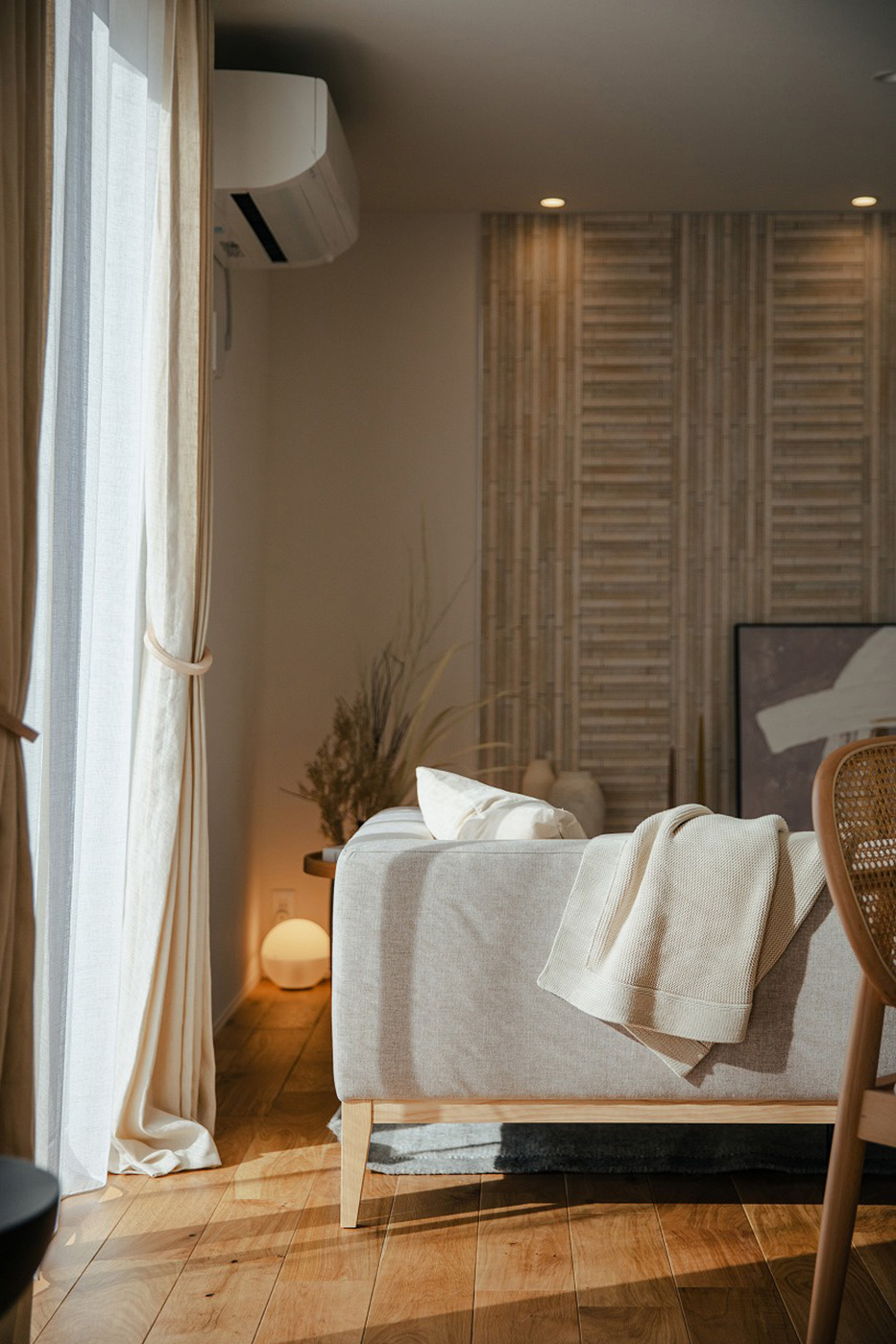 遠州鉄道 遠鉄ホーム【浜松市中央区青屋町400・モデルハウス】LIXILのエコカラットを採用。壁全体に貼ることで調和をもたらし、一部分に貼ることでアクセントを加えたりすることができ、空間デザインの幅を広げる。ま調湿や消臭効果もある