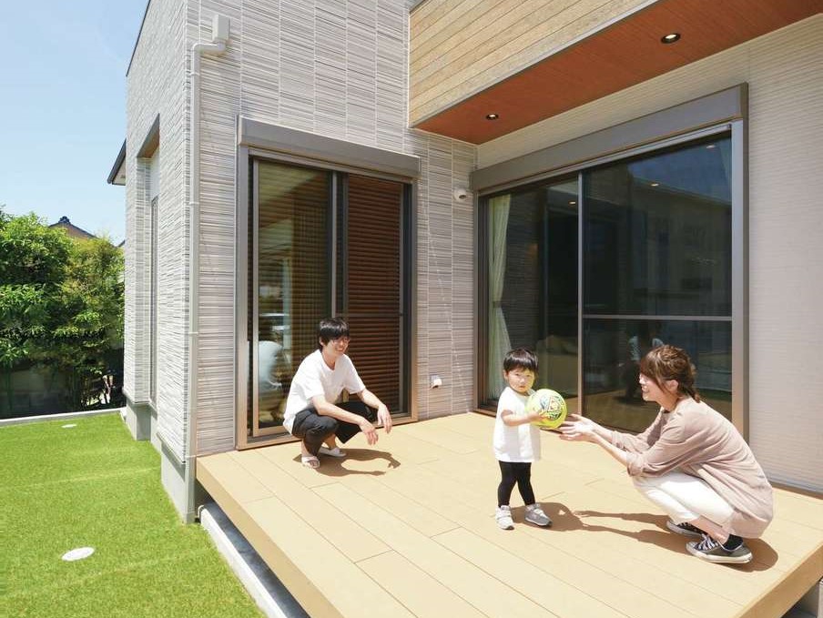 丸昇彦坂建設【デザイン住宅、子育て、間取り】ウッドデッキにはリビングと和室の両方から出入りできる。夏になったらプール遊びやバーベキューをするのが楽しみ