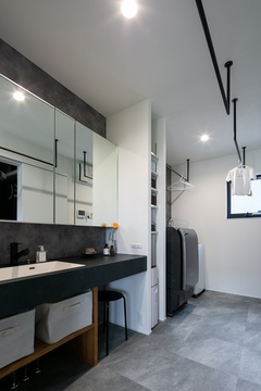 4帖の洗面脱衣室。
アイアンを3本つけ、室内干しスペースを確保。