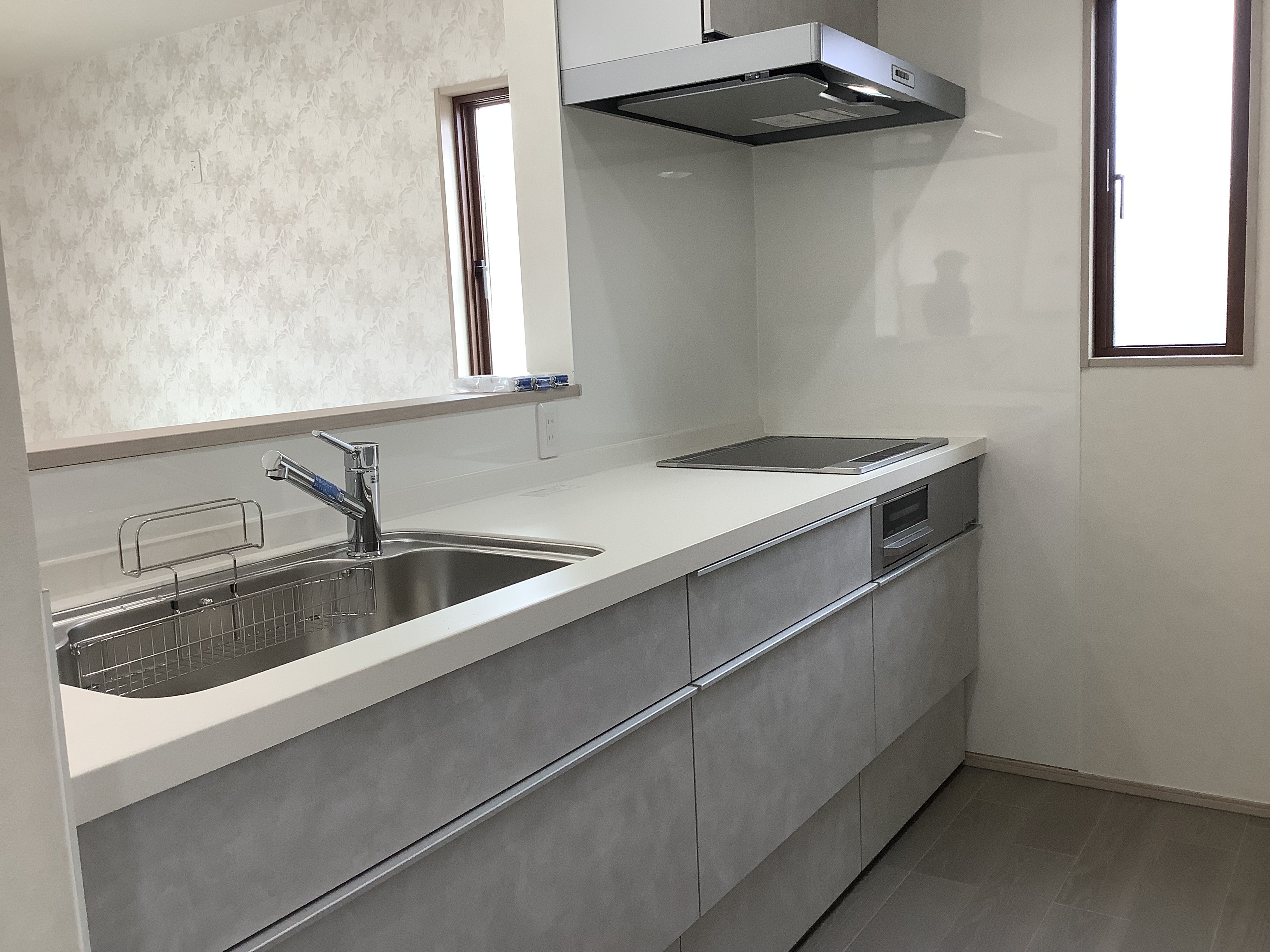 フロート・ハウス｜モダンで洗練されたデザインのキッチン。広々とした作業スペースと効率的な収納が、快適な料理時間を提供する設計である。