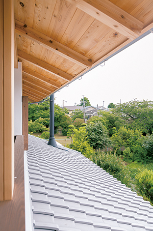 TENアーキテクツ 一級建築士事務所【和風、自然素材、建築家】いぶし瓦と薪ストーブの煙突が、この家の外観のポイント