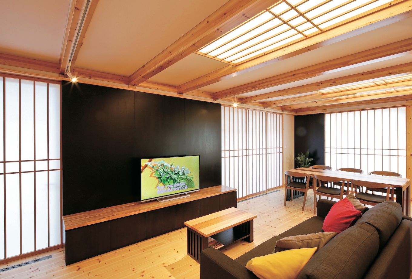 近藤建設工業【焼津市三ケ名1472-8・モデルハウス】黒く染めたパネルをテレビ背後に大胆に使用。「画面が鮮やかになる」と、採用する施主さんも増えている。自社で手がける障子が清々しさとやわらかな光を導く。障子は日射を遮り、冷暖房効率を高める効果も