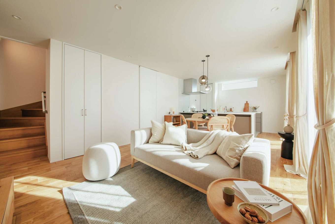 遠州鉄道 遠鉄ホーム【浜松市中央区青屋町400・モデルハウス】床に無垢フローリングを採用し、ジャパンディスタイルにコーディネートしたリビング。南面の窓から陽光がたっぷり注ぎ、リビング階段が空間にいっそうの広がりを感じさせる