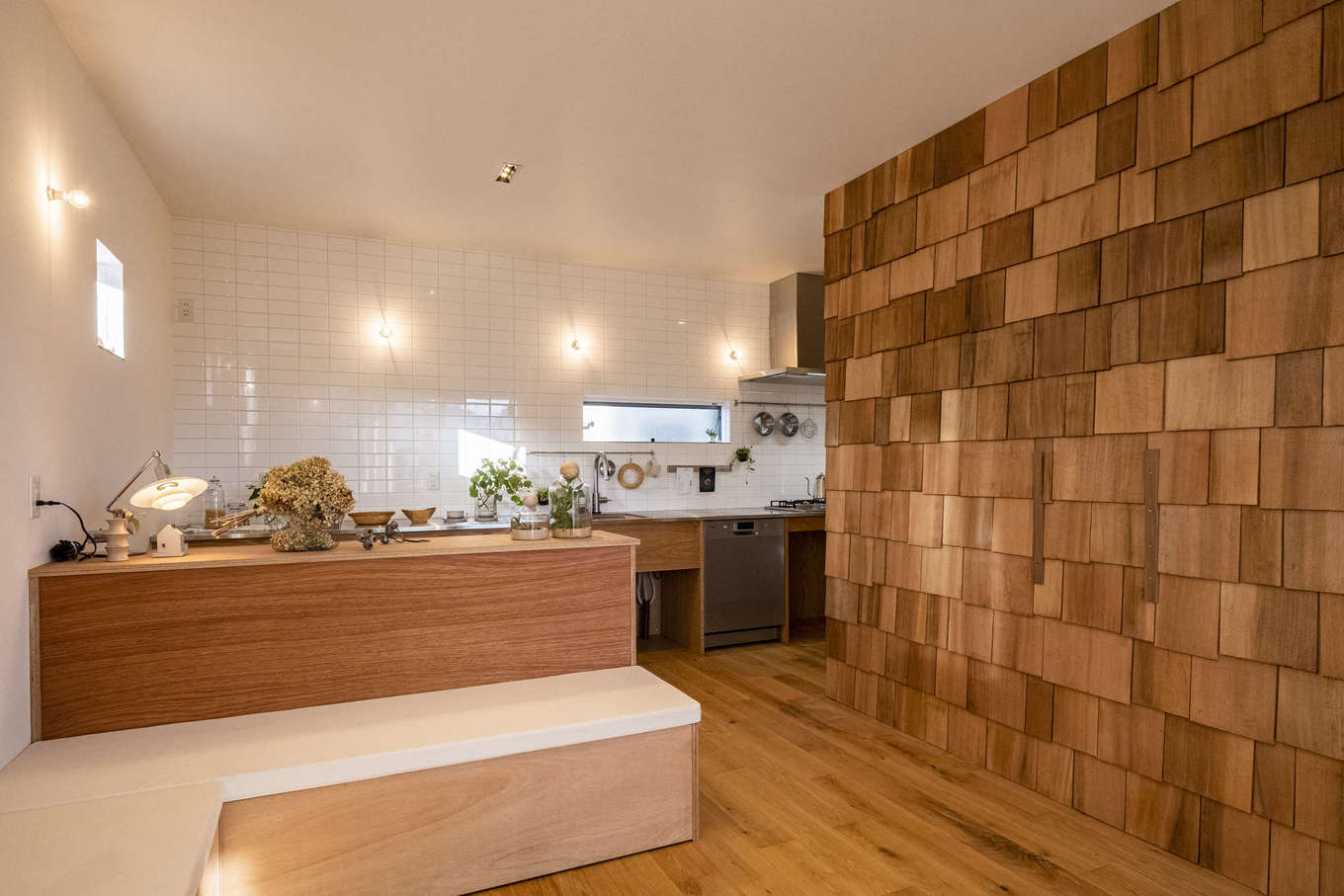 Hands Works（アオイ建築）【自然素材、間取り、インテリア】居室エリアの中心は、ナチュラルとビンテージが融合したLDK。土間玄関と同じシダーシェイクの壁を採用した。ハイバックの背もたれが楽なソファは造作