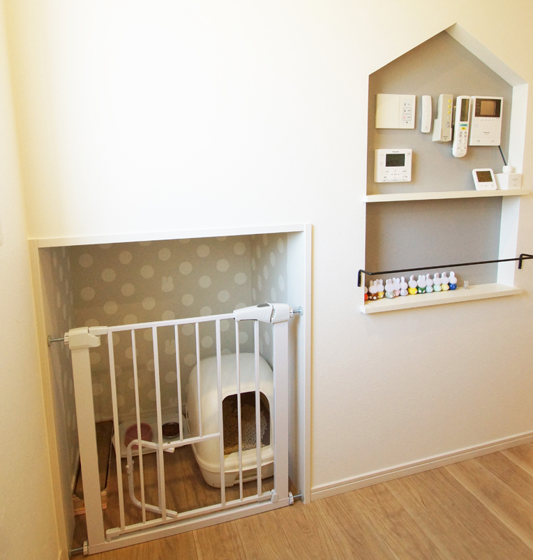 吉川住建【デザイン住宅、子育て、ペット】階段下のデッドスペースを活かしてつくったキャットスペース。あえてリビングから見えにくい位置に設けた