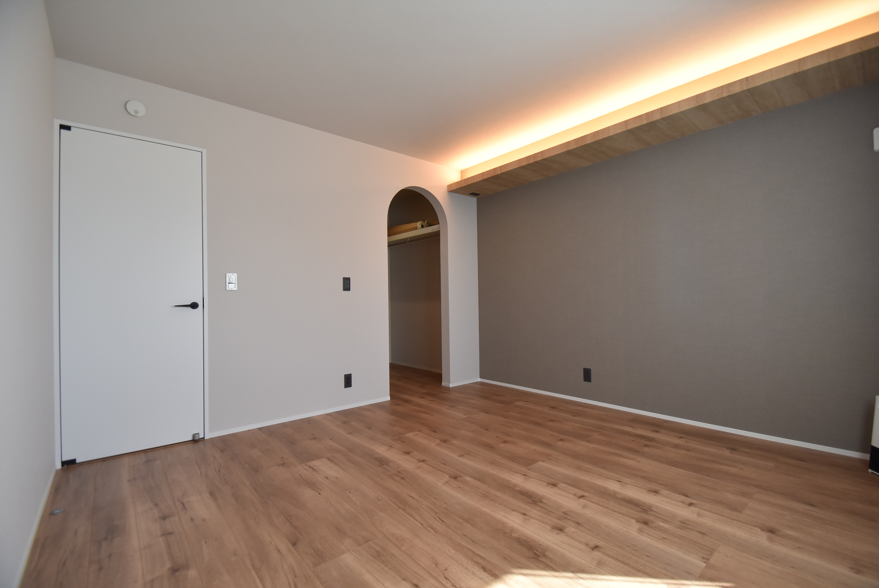 カクニシビルダー｜間接照明とグレーのアクセントクロスで、落ち着いた雰囲気に。