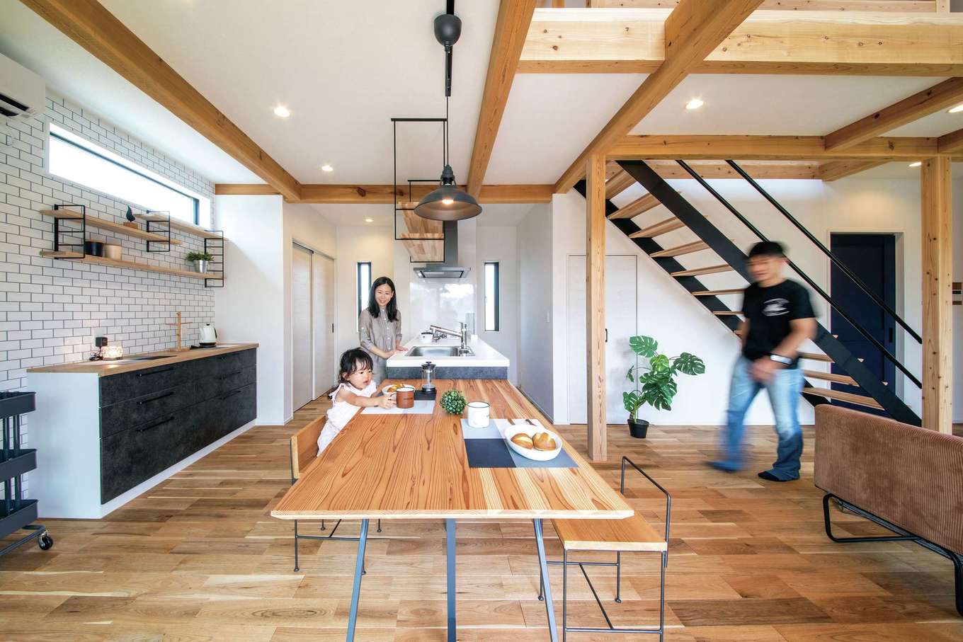 住たくeco工房【趣味、間取り、ガレージ】テーブルと一列に配置したペニンシュラ型キッチン。水回りとLDKを回遊できる動線を確保