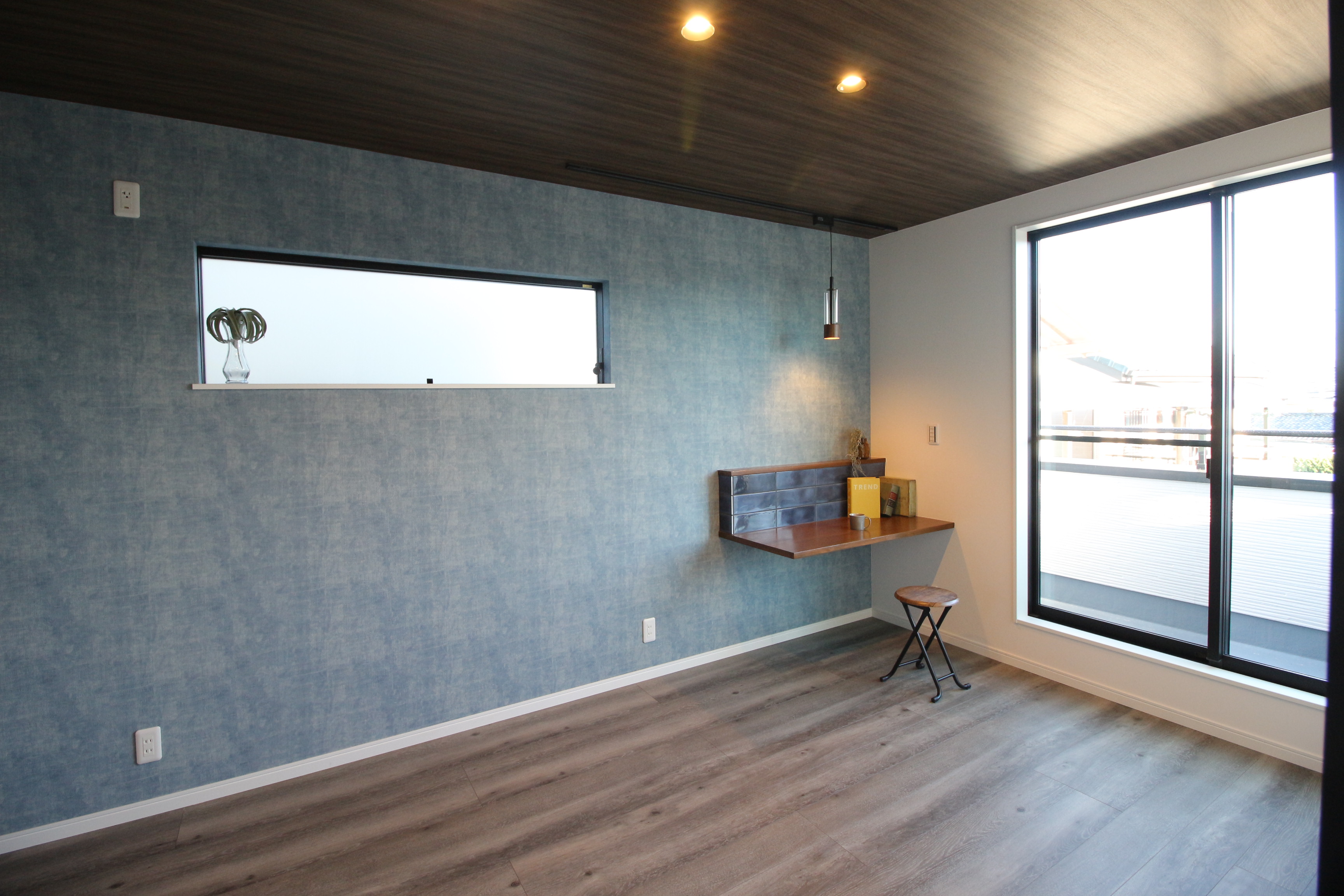 小野田産業～designers house project～【デザイン住宅、収納力、自然素材】主寝室はPC等を置けるカウンタースペースを設け、シックな内装を使用し落ち着いた空間