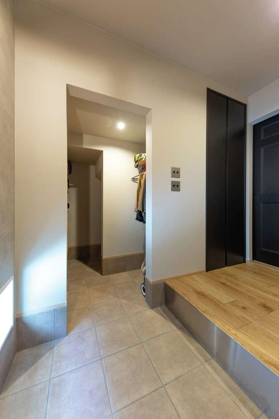 甲静ハウジング【デザイン住宅、趣味、間取り】玄関土間収納は奥に収納、右手に飾り棚。上がり框はステンレス