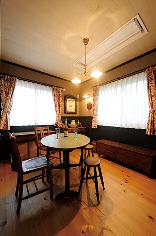 イギリスにあるパブをイメージし、ツートンカラーの壁を施したゲストルーム