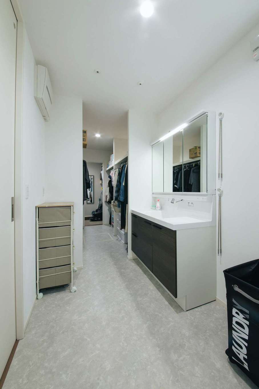 子育て安心住宅 Design Craft Office【デザイン住宅、省エネ、間取り】写真奥のシューズクロークからファミリークローゼットを通り抜け、洗面スペースとランドリーへ。帰宅後の動線も、洗濯の動線も便利！