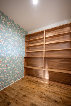 ヌックには本棚を依頼。開口から気配が届く