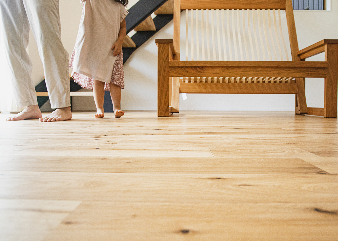 アトリエサクラ【静岡市葵区・モデルハウス】足裏に伝わる柔らかい肌触りが心地いい無垢材の床。子どもたちにも安心の素材で、家族の健康を守る