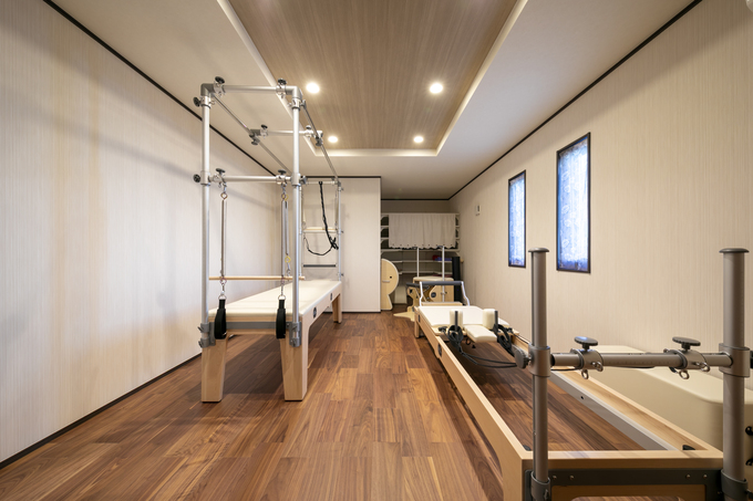 折り上げ天井の一室は、趣味のマシーンピラティスを存分に楽しむための