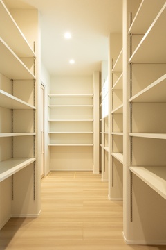 パントリーの広さは4畳あるため、食材や日用品をたっぷり収納できるだけでなく、キッチンまわりをすっきりと保つことができる。まとめ買いやストックにもゆとりを持てる、頼もしい空間に。