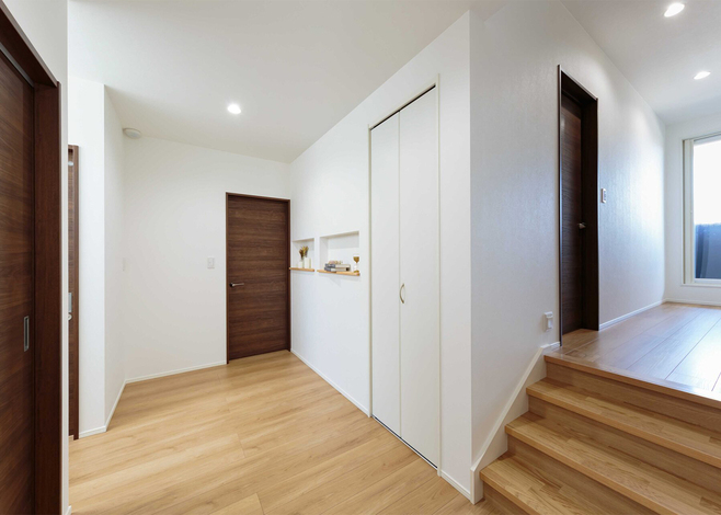 2階には書斎、寝室、3つの子ども室を用意。個室をただ並べるだけでは閉塞感が生まれるため、スキップフロアによる高低差を設けて視線の抜けをつくっている