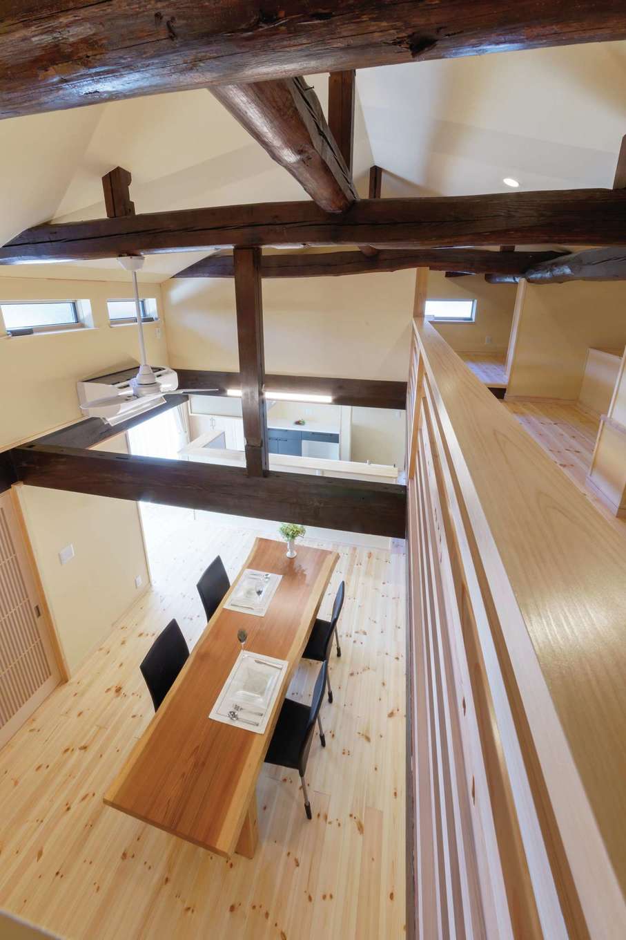 瀧口建設｜「住んでいない時期があり、屋根裏はハクビシンのフンだらけ。その掃除や消毒から『瀧口建設』さんが丁寧にやってくださいました」とお母さま。リビングを見下ろせるロフトの奥には小屋裏収納がある