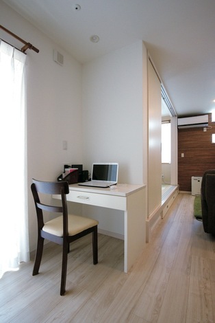ダイニング脇には、スペースに合わせて造作した引出し付デスク。パソコンコーナーやお子さんのスタディスペースに