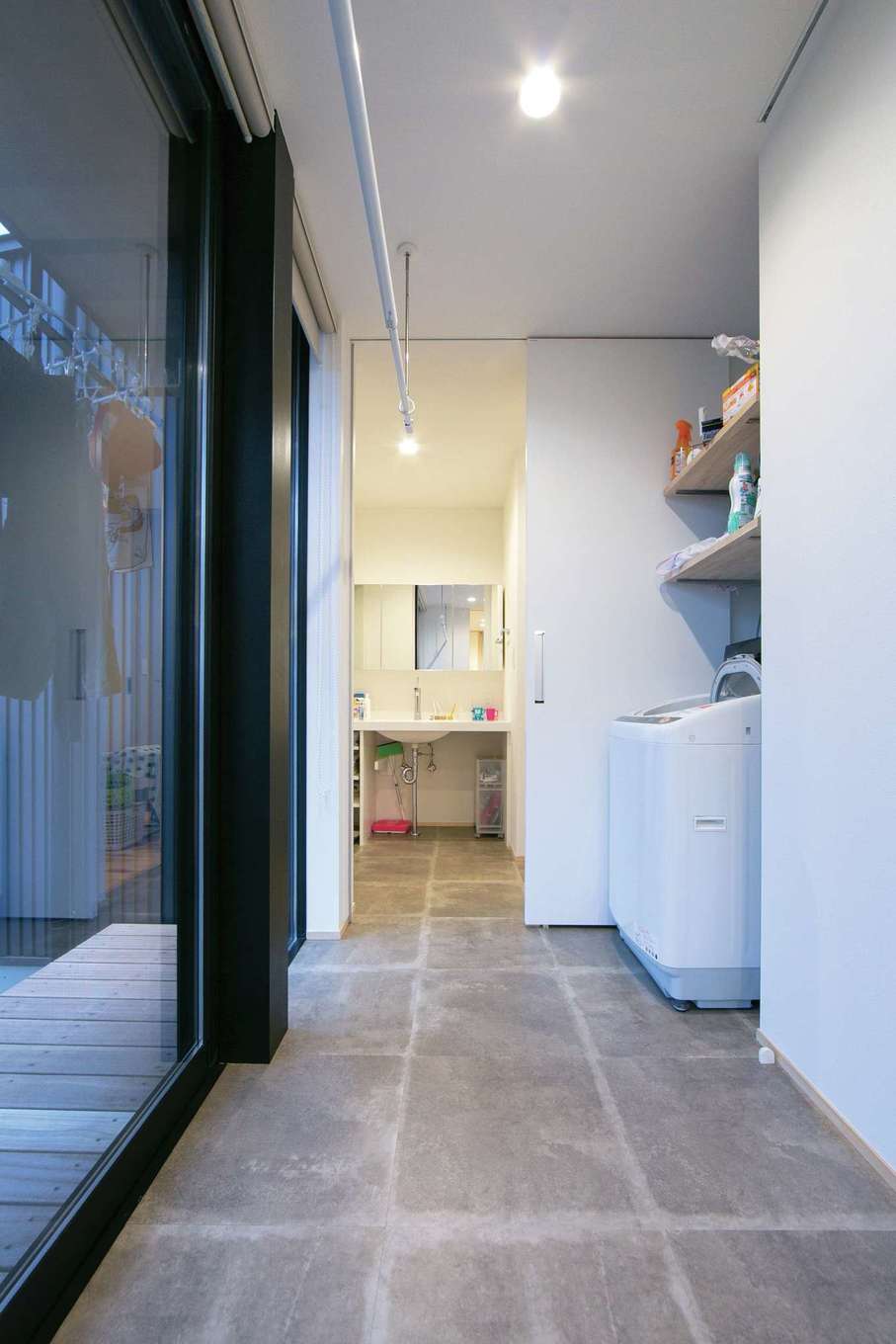TENアーキテクツ 一級建築士事務所【デザイン住宅、建築家、平屋】室内干しもよく乾くランドリールーム。一直線につながる動線が便利