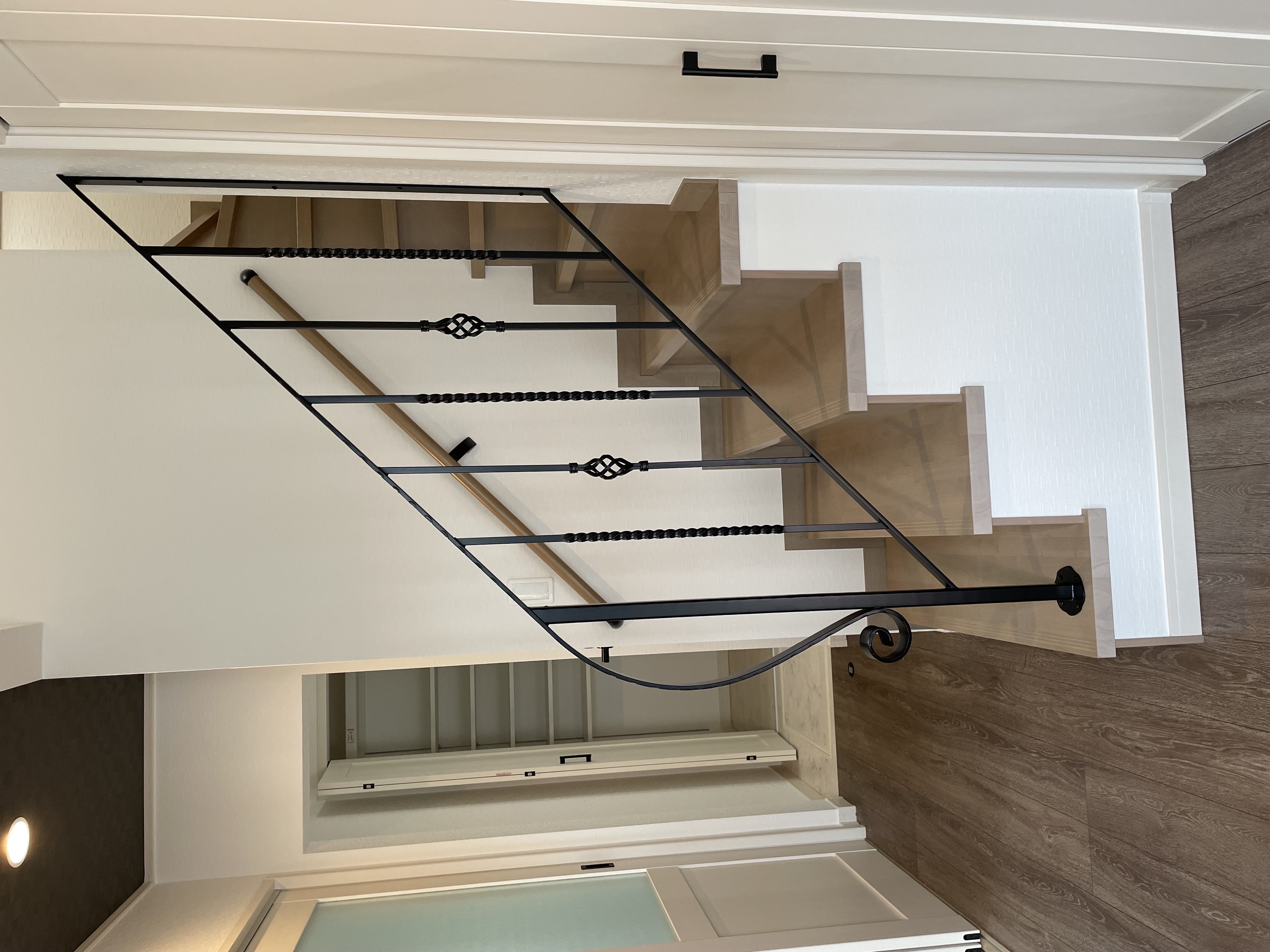 タムラ建築設計｜アイアンの特徴的なデザインの階段。手すりの装飾が美しく、心地よい生活動線を創出する。