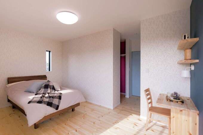 住まいるコーポレーション｜寝室の一角に設けた大工さんお手製のデスク。就寝前にここで日記を書くのが奥さまの日課