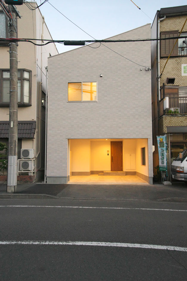 あすなろ設計事務所【自然素材、狭小住宅、ガレージ】片流れの屋根が印象的な外観。限られた土地を有効活用するため、1階をガレージに。車は2台駐車可能