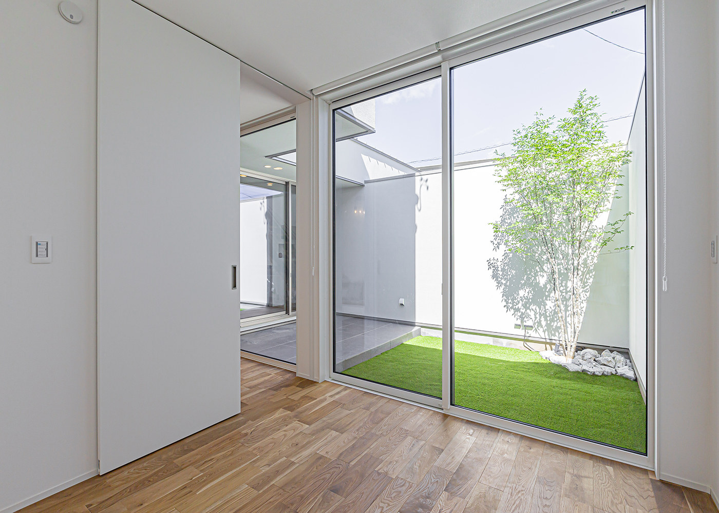 ARRCH アーチ【デザイン住宅、間取り、建築家】リビングの隣の予備室も中庭に面している