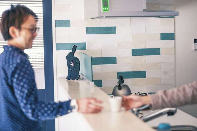 タイルの組み合わせも夫妻のこだわりの１つ。キッチンの高さはご主人に合わせて高めに設定