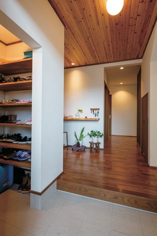 ゆったりとした玄関ホールは収納も充実。レトロっぽい引戸はヒノ キで造作