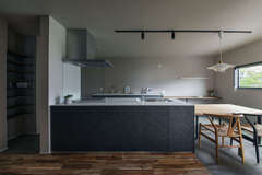 回遊性の高いアイランドキッチンは、デザインと実用性を両立。キッチンから目の届く位置にスタディーコーナーを造作した