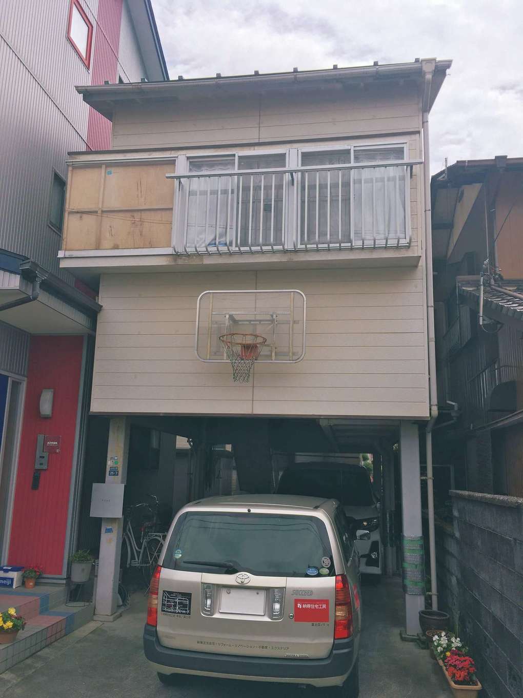 ご主人の実家の敷地内にあった鉄骨ピロティの上に平屋が乗っていた。構造躯体だけを残し、2階建てのモダンな家に一新した