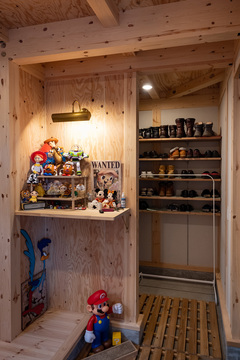 たくさんの靴を収納できるシューズクロークに玄関に設けた飾り棚。お気に入りのキャラクターのフィギュアが並び、個性を引き立てる空間となっている。