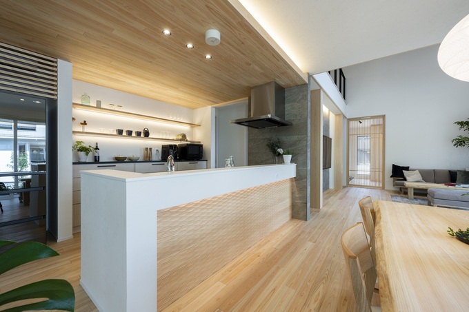 木目調の温かみあるデザインのキッチン。開放感と機能性を兼ね備えたレイアウトで、居住空間との一体感を演出。