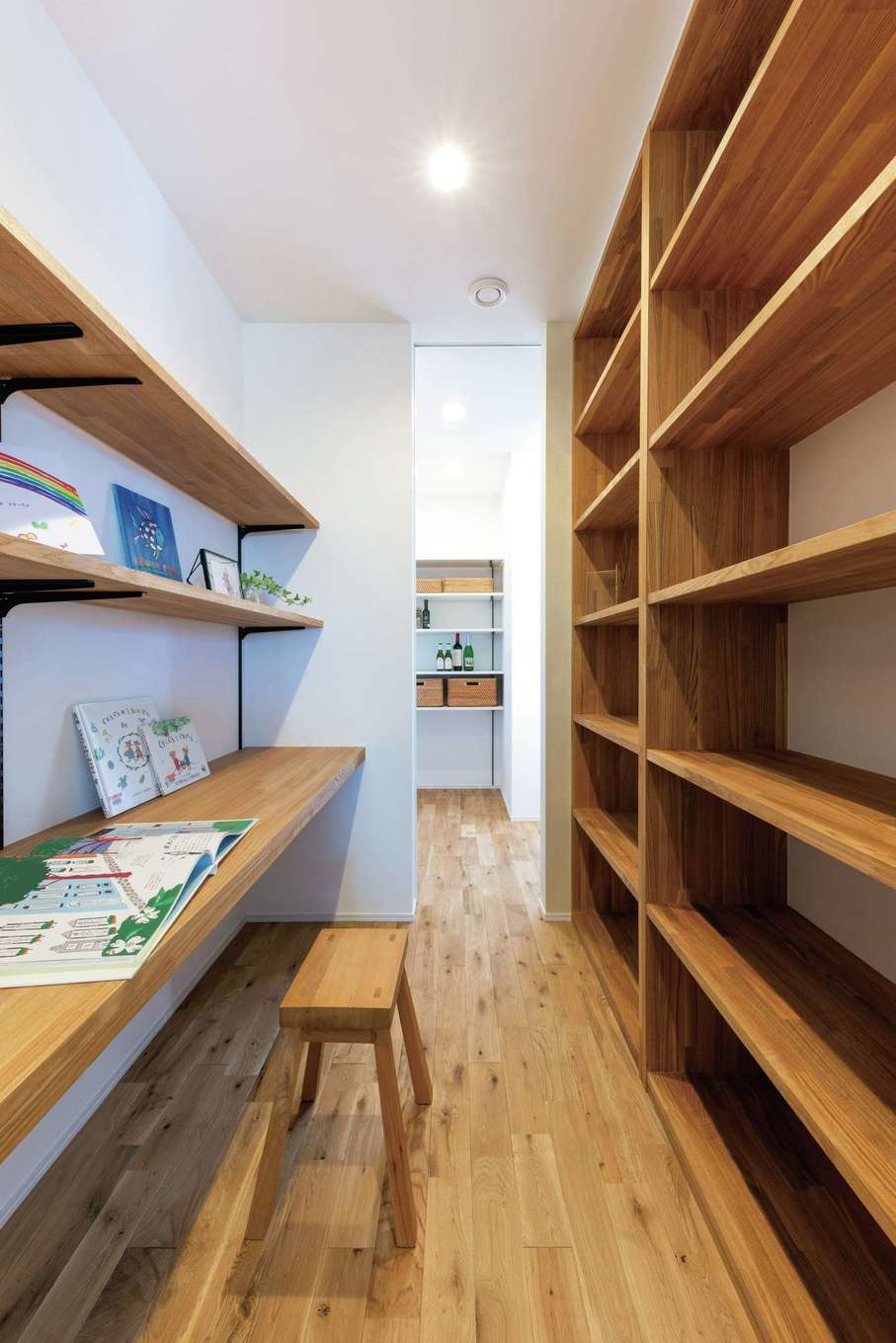 KUREKEN HAUS（榑林建設）【デザイン住宅、自然素材、省エネ】キッチン裏には、パントリーと書斎兼ワークスペース。
書斎には絵本をしまうための大容量の本棚と作業台が取り付けられている。