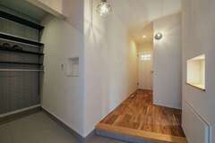 玄関には土間収納を用意。ニッチの下部にはスリッパ入れを要望した。まっすぐ進んだ建具の先は洗面室で、LDKに入る前に手を洗うことができる