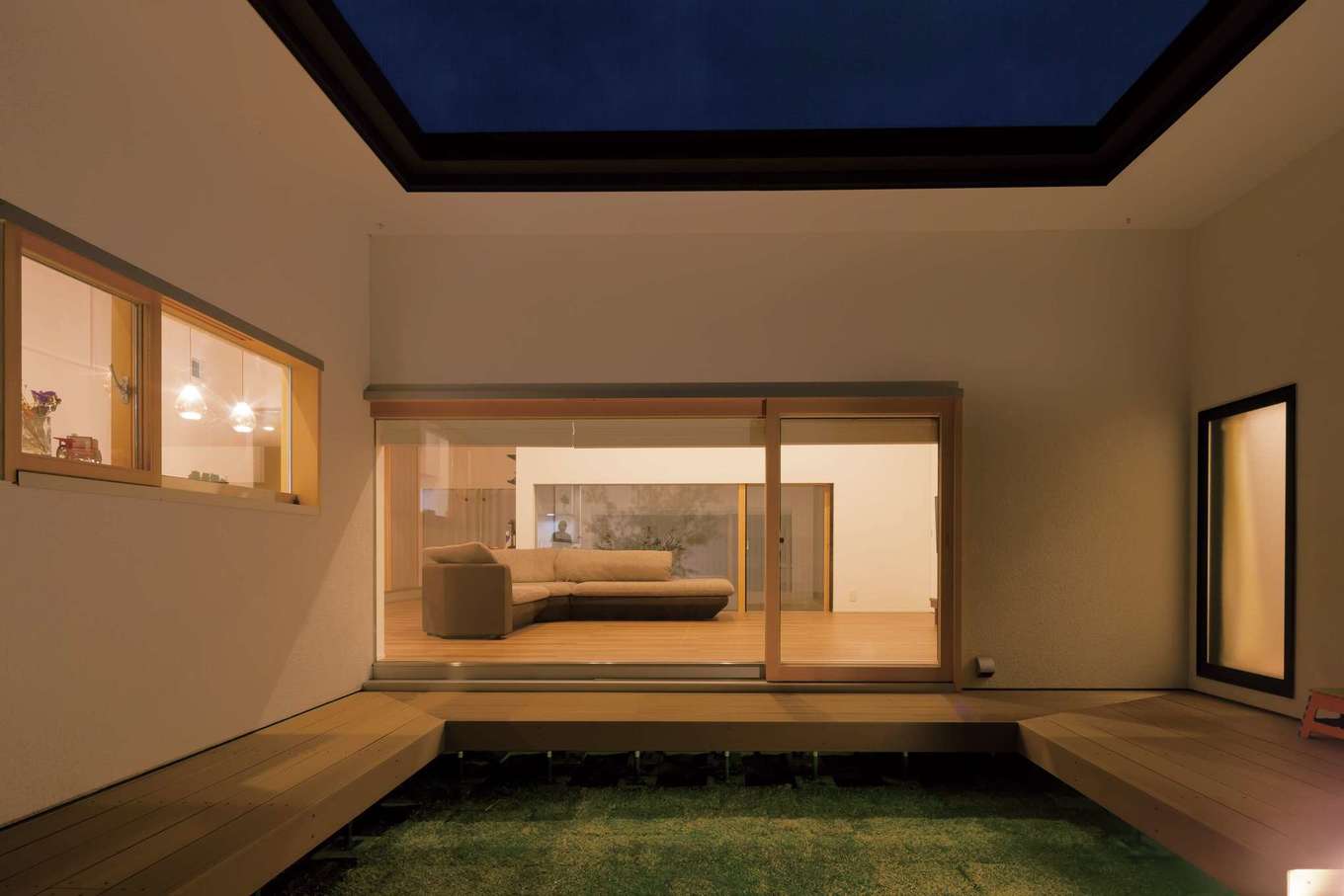 MABUCHI【デザイン住宅、建築家、ガレージ】夜には各部屋の照明が中庭を優しく照らし、極上の居心地の良さを実現