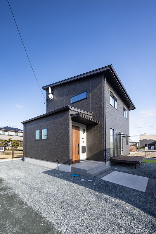トキワハウス デザイン アンド ビルド（常盤工業）｜モダンな二階建て住宅の外観。シンプルながらもエレガントなデザインが周囲に調和している印象を与える