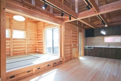 開放的な畳スペースがダイニングと一体となった住宅。光がたくさん差し込み、くつろぎの空間を作り出している。