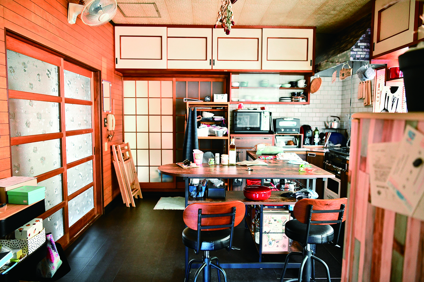 料理好きな奥さまにとって、キッチンを自分好みに変えることがリノベの一番の目的だった。対面キッチンの回りには造作のダイニングカウンターをL字型に設置。「家族や友人とビュッフェスタイルの食事を楽しみたい」という夢も叶った